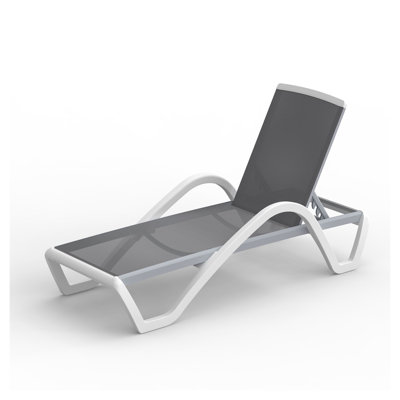 Chaise longue réglable pour l'extérieur avec accoudoirs - Chaise longue de piscine en aluminium toutes saisons avec filet en textilène, lit de patio portatif pour la pelouse et la terrasse (gris)