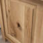 Table de chevet à finition brune avec une surface spacieuse pour ordinateur portable et articles importants, look gris moderne avec bordure noire, rangement organisé avec fonction de tiroir lisse, fabrication en bois métallique, taille compacte petite