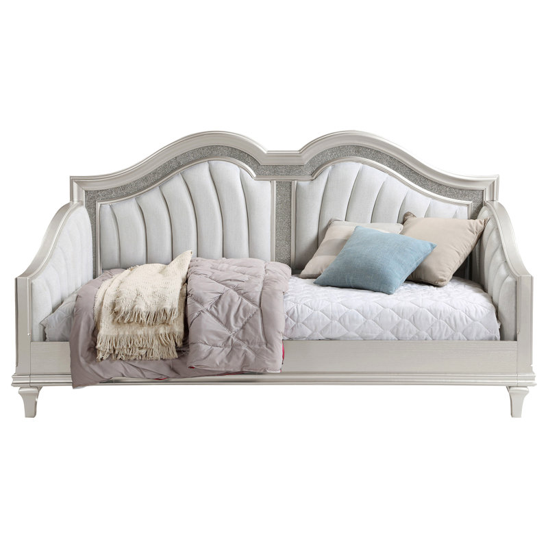 Lit de jour simple avec structure en bois massif, finition et revêtement en chêne argenté, revêtement doux pour le confort du matelas, structure de base en matériau, teinte de finition, design sculpté pour les invités de nuit