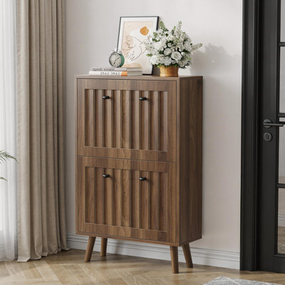 Armoire à chaussures de style médiéval moderne, unité de rangement à chaussures verticale avec finition rainurée verticale, armoire à chaussures de couleur noyer de 23,6 pouces, idéale pour les couloirs, les couloirs et les entrées.