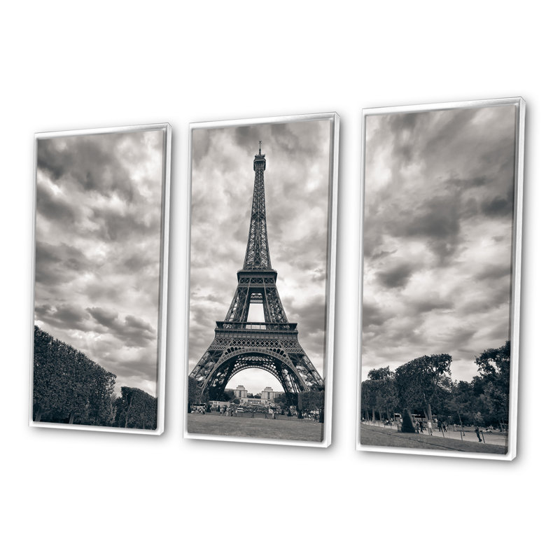 Paris Eiffel Tower Under Dramatic Sky - Photographie de 3 pièces sur toile, H 32 po x l 48 po x P 1 po, Blanc