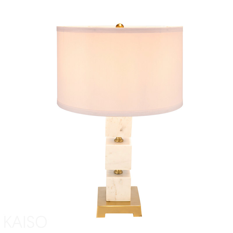 Lampe de table cubique en marbre blanc D16 x 26,5 po avec base et corps dorés (assemblage de l'abat-jour requis)