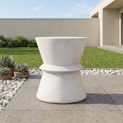 Table d'appoint d'extérieur fabriquée en béton léger.