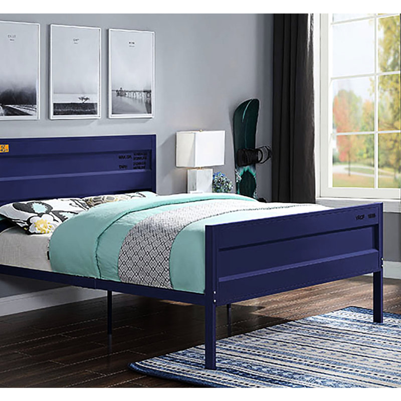 Mobilier de chambre à coucher: lit en métal bleu avec une touche de plateforme de style industriel moderne