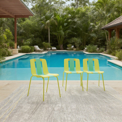 Ensemble de 4 chaises à blocs de couleur à rayures modernes: utilisation intérieure / extérieure avec sièges en plastique PP et pieds en métal robustes