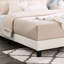 Lit plateforme simple tapissier blanc de couleur blanche - Rails centraux renforcés, élégant ajout de chambre à coucher de style contemporain à revêtement doux-593736134