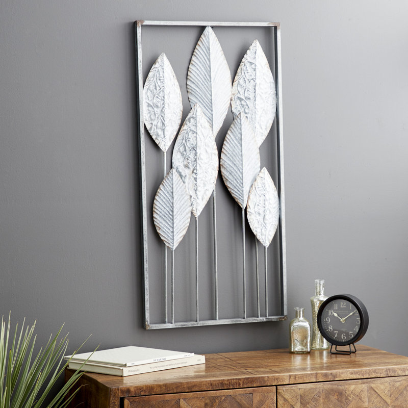 Décoration murale grise en métal découpée avec des motifs complexes découpés au laser, H 36 po x l 18 po x P 2 po