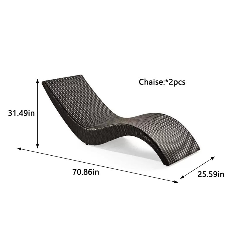 Chaises longues d'extérieur en rotin sur la plage de sable