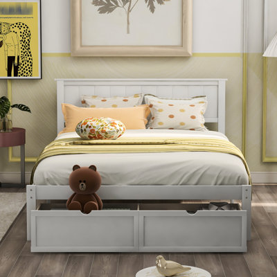 Lit plateforme blanc avec capacité généreuse sous le tiroir en pin et pour une chambre à coucher spacieuse. Tiroirs en matériaux délicats de qualité.