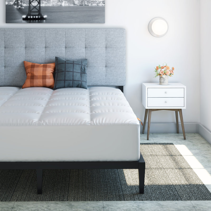 Queen White Microfiber Down Alternative Mattress Pad