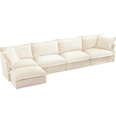 Luxueux salon en chenille avec assise profonde et coussins assortis, crème moderne et polyvalente