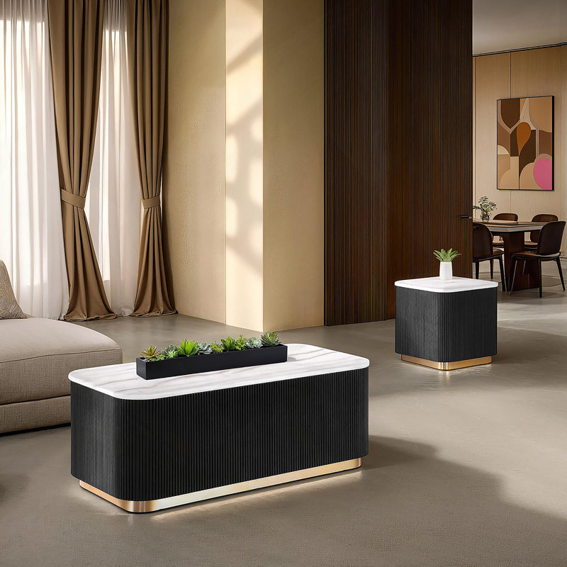 Table de bout carrée 1pc de style contemporain avec plateau en marbre et base dorée, base noire et salon principal