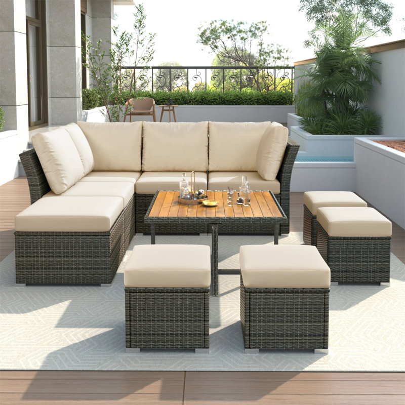 Ensemble de mobilier d'extérieur, idéal pour se détendre et socialiser, rehaussant l'ambiance du jardin., Beige