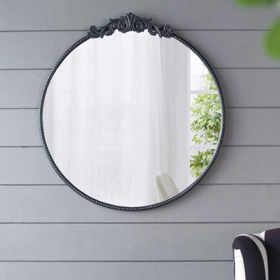 Miroir de conception classique avec cadre d'inspiration baroque pour la salle de bain, console de vestibule posée contre le mur