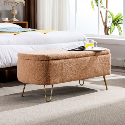 Banc moderne en fausse fourrure de chameau avec pieds dorés et rangement pour la chambre à coucher