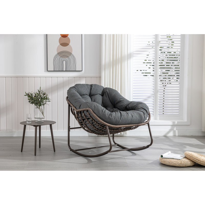 Fauteuil à bascule ergonomique gris pour des moments de détente en plein air. Modèle surdimensionné avec coussins et résistance à la rouille.