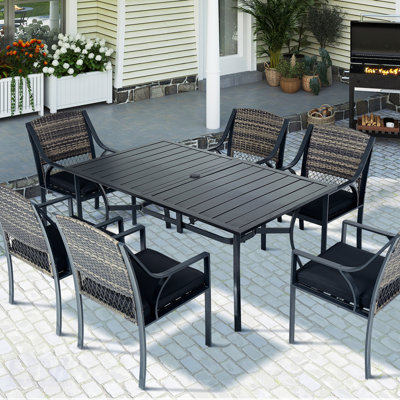 Ensemble de salle à manger d'extérieur 7 pièces avec table en métal et chaises en osier de rotin, parfait pour toutes les saisons et les grands rassemblements.