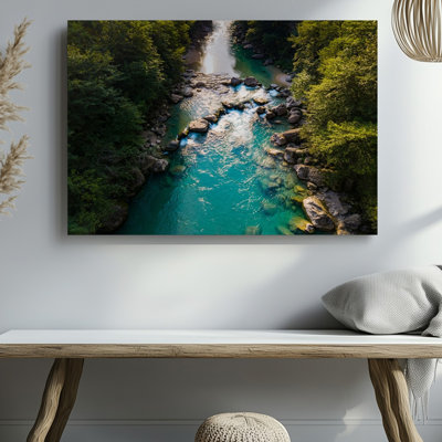 Toile, "Sereine Aérienne Vue d'une rivière limpide", art mural à travers une gorge rocheuse entourée de verdure luxuriante, "The Water", art mural