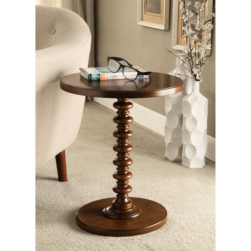 Table d'appoint au fini noyer, piédestal rond, base en bois composite, sans tablier, transitionnel
