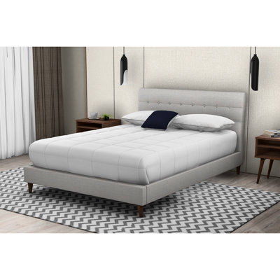 Grand lit rembourré avec 2 tables de chevet, couleur pierre, 100%, table de chevet en noyer de fantaisie, chambre à coucher beige, moderne et glamour