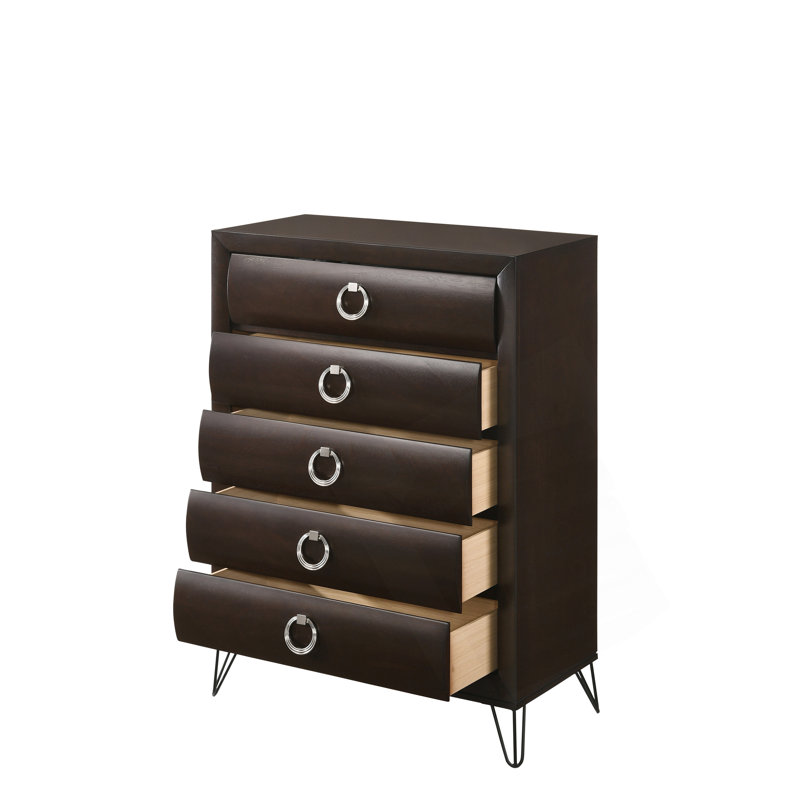 Commode contemporaine à cinq tiroirs avec finition merlot foncé et pieds industriels en métal noir pour un rangement élégant et durable.