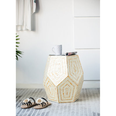 Tabouret Hexagonal Capes 18 x 18 x 21 po, avec abat-jour crème et jaune, détails incrustés, formes de losanges, caractéristiques de table d'appoint, décoratifs en forme, à utiliser