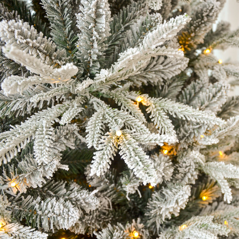 Arbre de Noël en PE / PVC floqué pré-éclairé, lumières DEL, base en métal, H 7,5 pi