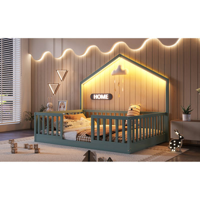 Lit double surélevé avec rails surélevés et structure simple de style maison, en bois gris pour des nuits de détente, sommeil paisible