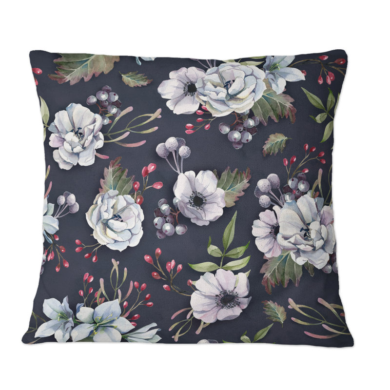Coussin décoratif à motif de fleurs blanches et de baies rouges, 16 po x 16 po