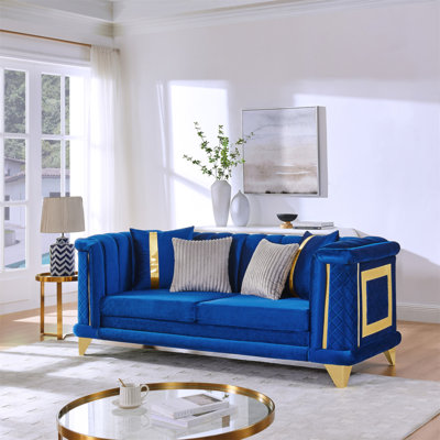 Canapé 3 places de luxe en velours de 226 cm (89 pouces) avec finitions en acier inoxydable doré et texture brodée, style victorien moderne du milieu du siècle, idéal pour le salon. Comprend 2 coussins en fourrure et 2 coussins à rayures dorées.