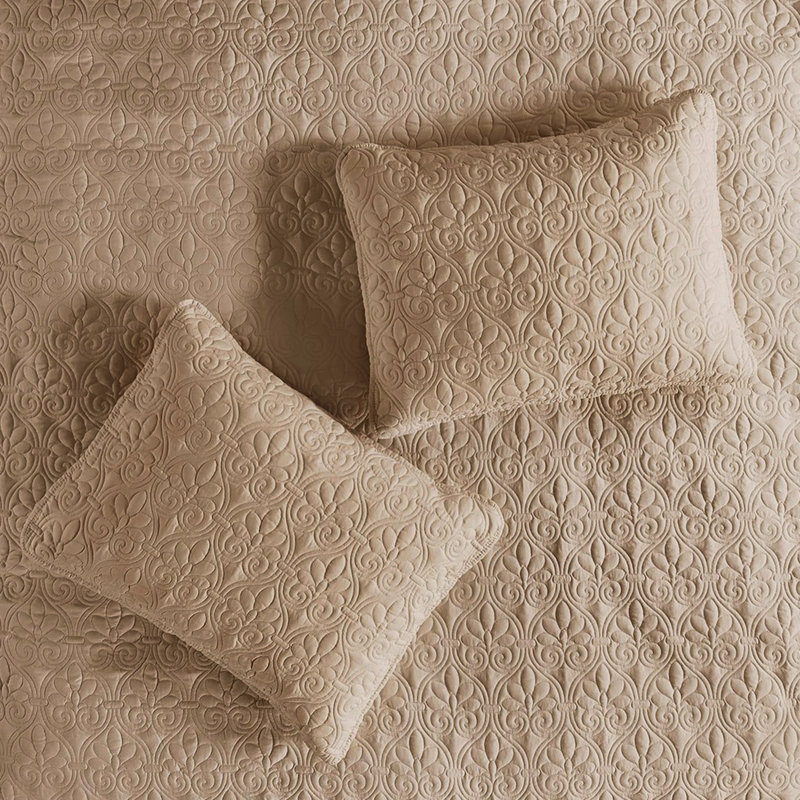 Le couvre-lit 3 pièces kaki, en microfibre, rembourré, crée une ambiance chaleureuse et confortable dans la chambre à coucher