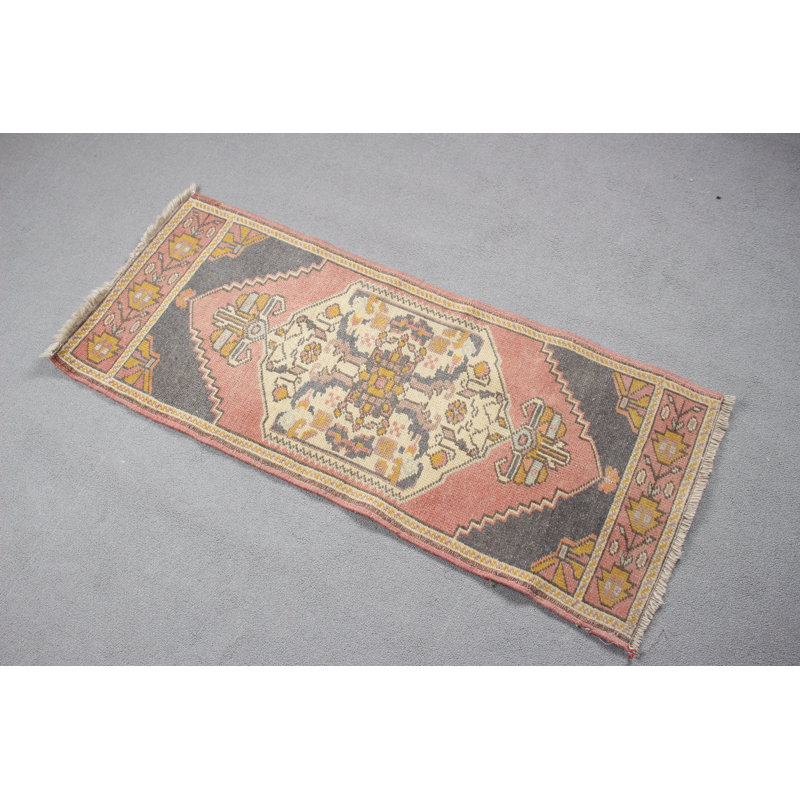 Tapis turc rétro tissé à la main rouge vif pour chambre d'enfant ou entrée avec un élégant design Oushak