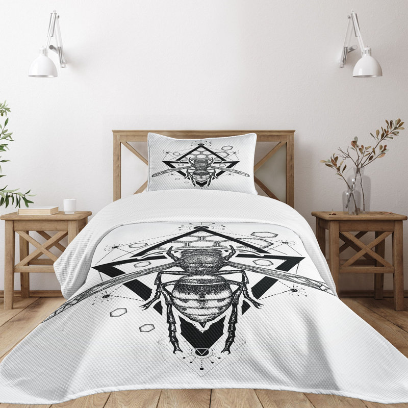 Bee Pattern Quilted Twin Bedspread Set in White