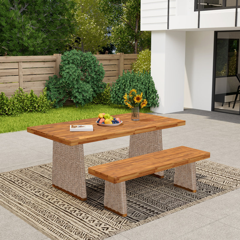 Ensemble de salle à manger d'extérieur brun en bois, conception à lattes, - pieds enveloppés, table et banc en bois à faible entretien nécessitant un abat-jour, surface pour le contrôle de l'eau, durabilité fiable fabriquée à la main