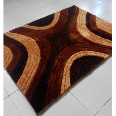 Tapis brun à motif abstrait