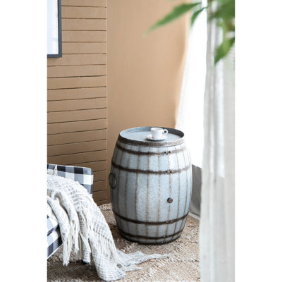Table d'appoint cylindrique en fer 22,5 x 22,5 x 26 pouces avec finition grise galvanisée et design rustique, couvercle amovible pour une utilisation supplémentaire, rivets à bande brune de bon style, pouces, comme plateau de rangement, Shabby - Chic convenable