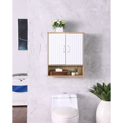 Armoire murale de salle de bain avec double porte, tablette réglable, conception ondulée, rangement inférieur, bois blanc et naturel, facile à installer pour une mise à niveau élégante