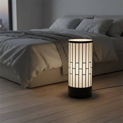 Lampe sur pied à DEL chaleureuse avec abat-jour cylindrique en tissu, idéale pour les salons, les chambres à coucher et les coins lecture.