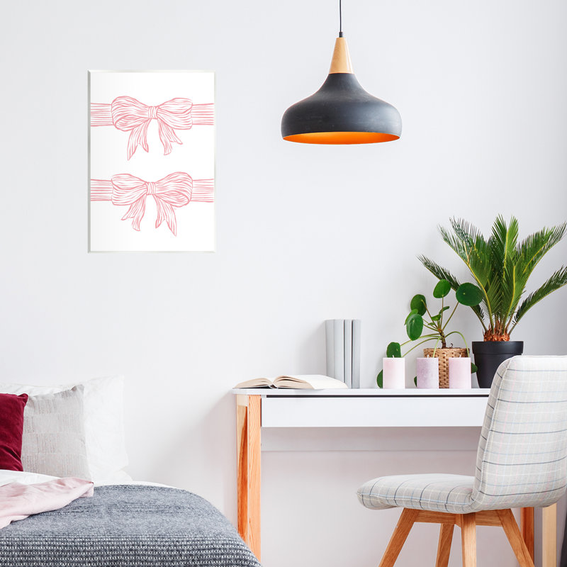 Plaque rose sur fond blanc, design par Martina Pavlova, H 15 po x l 10 po
