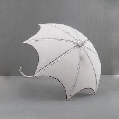 Figurine de parasol en métal blanc