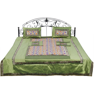 Couvre-lit en brocart vert Pista fait à la main avec des fleurs brodées pour une élégante décoration de chambre à coucher