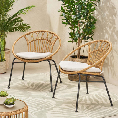 Banya Chair - un ensemble de chaises d'extérieur au design exquis avec un mélange de métal pour le confort et le style