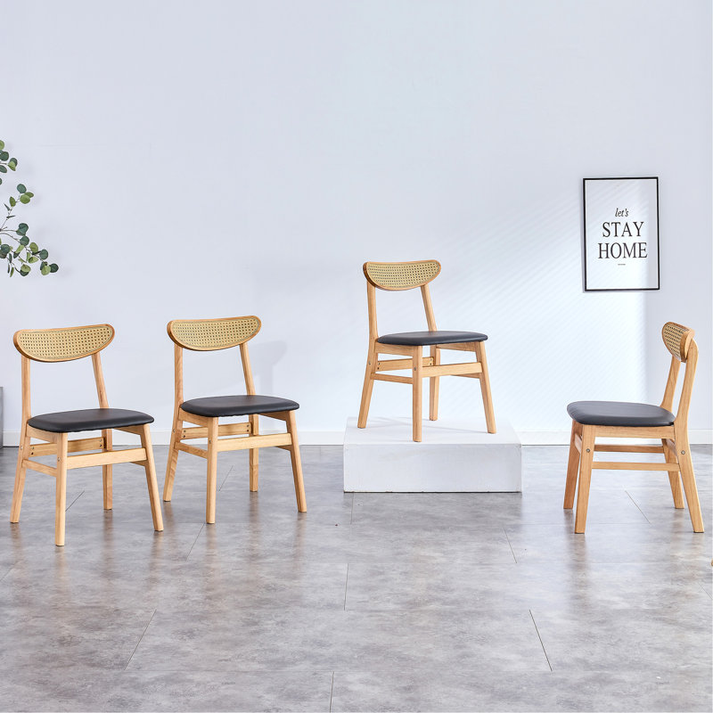 4 La chaise de salle à manger élégante et durable en bois massif, le petit dossier incurvé, le coussin en polyuréthane et la belle forme s'agencent parfaitement à n'importe quelle pièce et à un usage quotidien