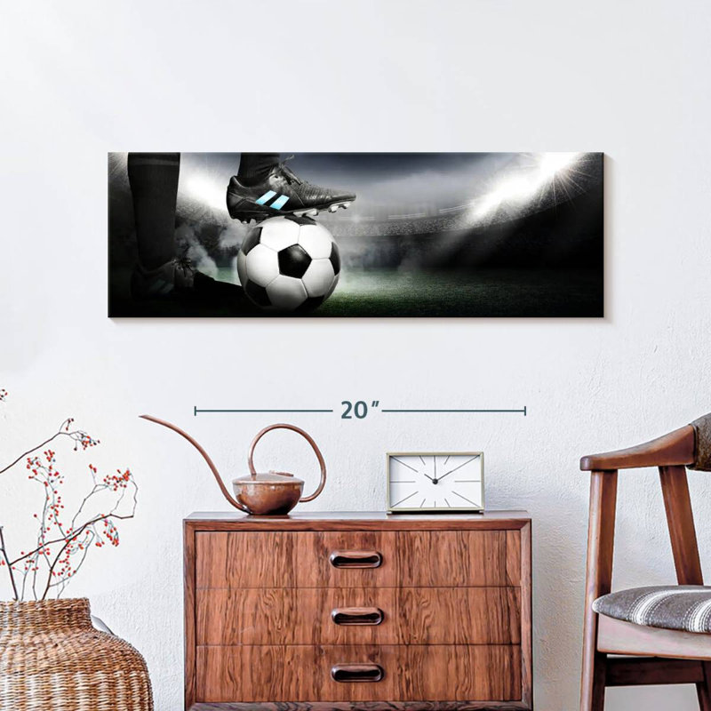 Crampons sur ballon de soccer sur toile, H 10 po x l 30 po x P 1,25 po