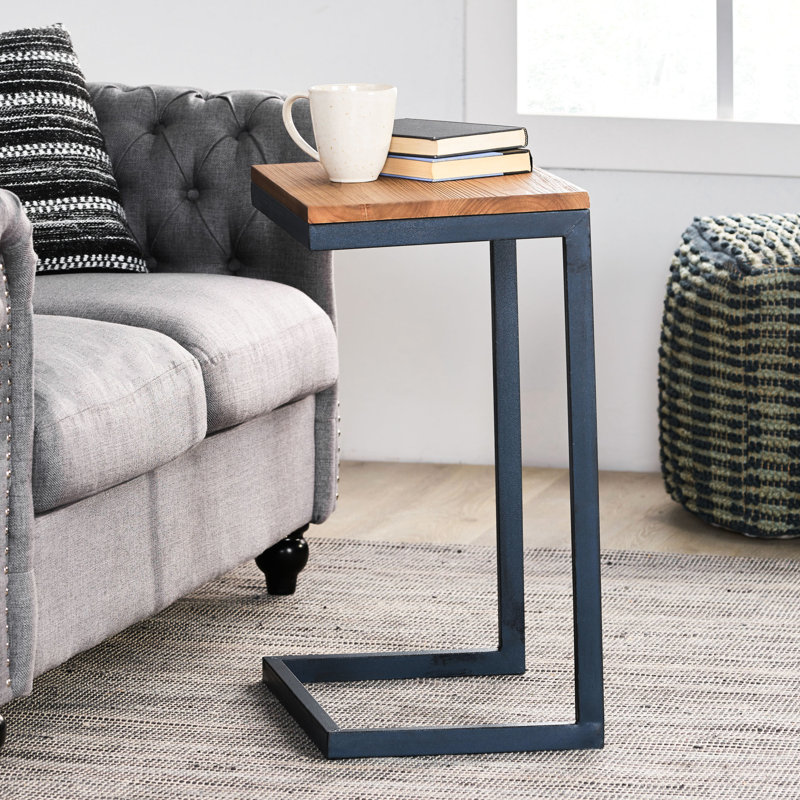 Grande table d'appoint en sapin et en fer forgé, avec piètement foncé et finition naturelle, idéale pour les salons contemporains. Profondeur : 47,5 cm, largeur : 31,8 cm, hauteur : 64,7 cm. Style industriel rectangulaire, convient à différents styles.