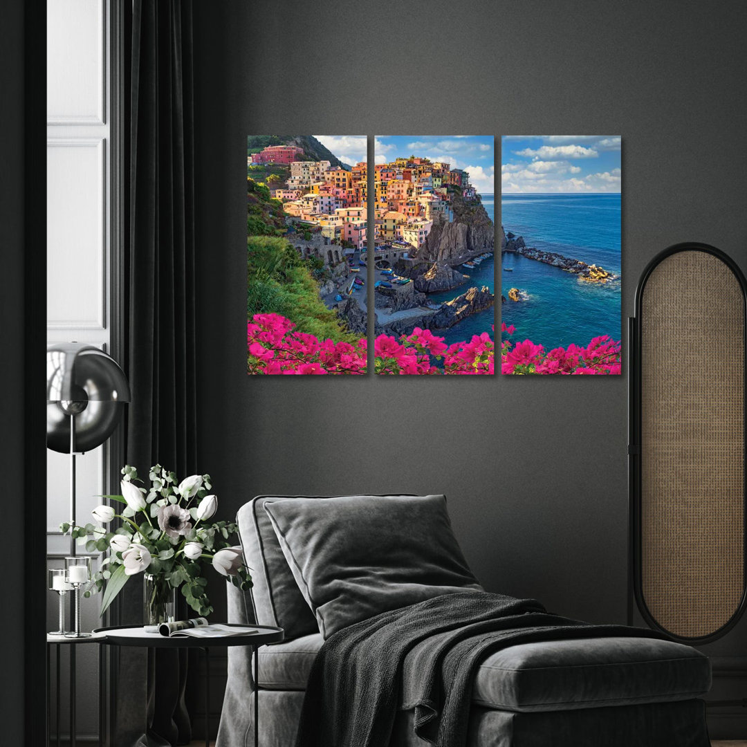 Bougainvillea in Manarola Cinque Terre Italien von Susanne Kremer - Galerie-umwickelte Leinwand Giclée auf Leinwand ohne...