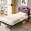 Lit plateforme simple en métal avec tête en bois et fente, lumières à DEL, télécommande, pas de sommier nécessaire, option de rangement sous le lit, approche facile à assembler, démonstration de style moderne,