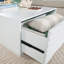 Élégante table basse blanche avec plateau spacieux et deux tiroirs, parfaite pour la vie moderne et les solutions de rangement.