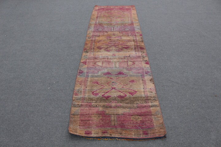 Tapis turc antique tissé à la main avec un motif rose et rouge unique pour la décoration bohémienne