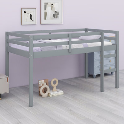 Lit mezzanine en bois avec échelle